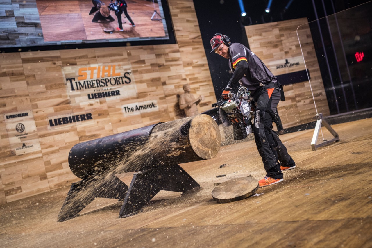 Unos leñadores que compiten en el escenario del Campeonato Mundial STIHL TIMBERSPORTS® 2018 en Liverpool