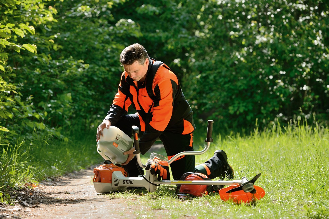 Cuando se trabaja entre hierba alta con la desbrozadora de gasolina STIHL FS 240, la protección laboral es importante