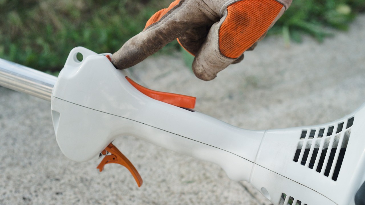 En la desbrozadora de gasolina STIHL FS 38 se acciona el interruptor de parada
