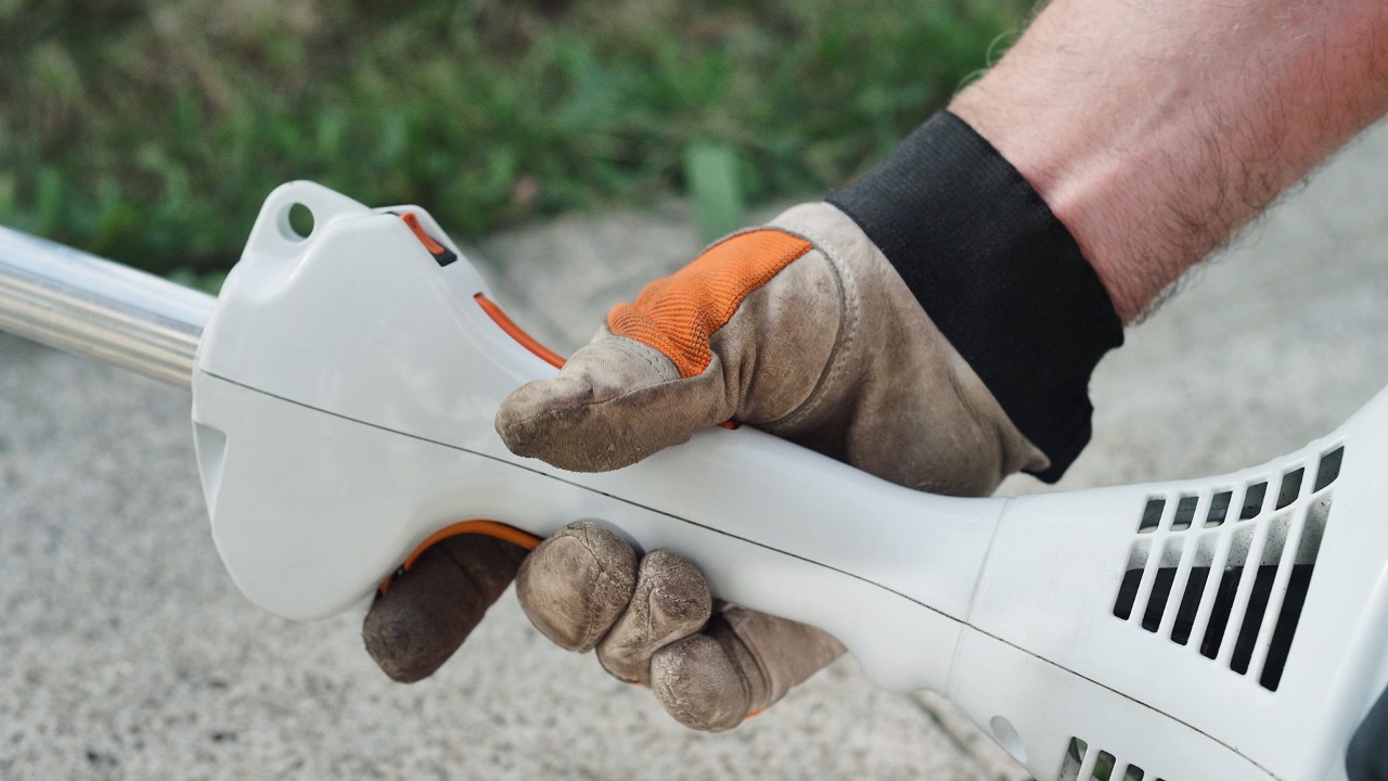 El acelerador de la desbrozadora de gasolina STIHL FS 38 se fija