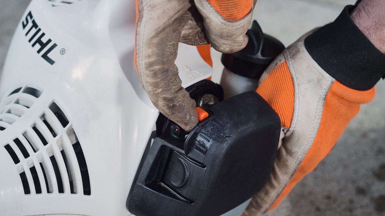 En la desbrozadora de gasolina STIHL FS 38 se acciona la palanca de la mariposa del arranque