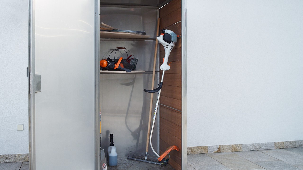 La desbrozadora de gasolina STIHL FS 38 apagada almacenada en un armario