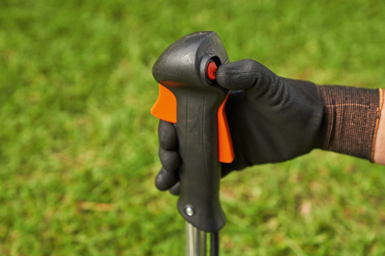 Un hombre apaga la desbrozadora de gasolina STIHL FS 56
