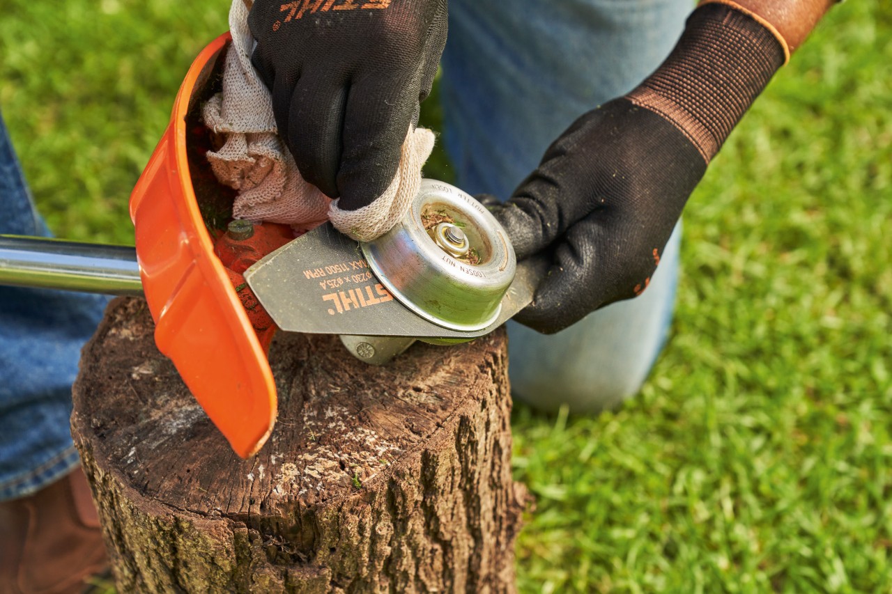 La cuchilla de matorrales de una desbrozadora STIHL se limpia con un paño húmedo
