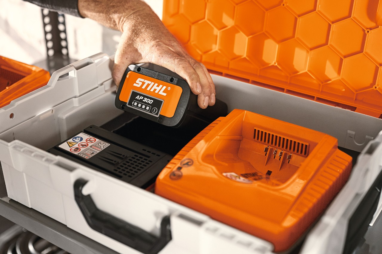 Caja de batería STIHL con batería de litio-ión AP 300 y equipo para cargar