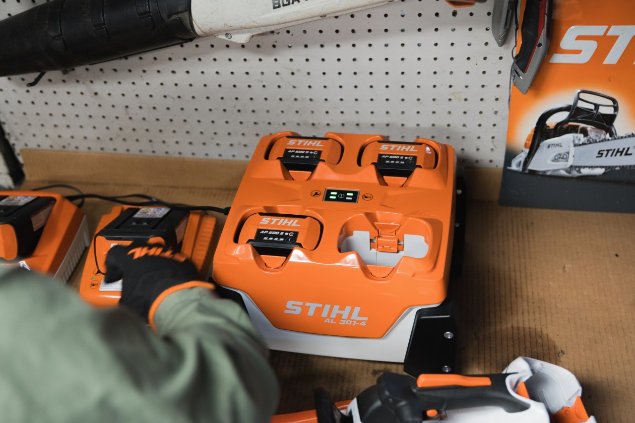 Cargador múltiple AL 301-4 con 3 baterías AP 500 S C