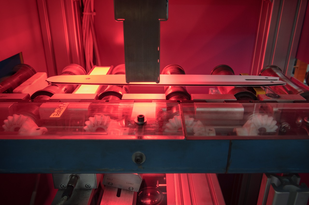 Máquina de fabricación de espadas que perfora el orificio del aceite y pinta