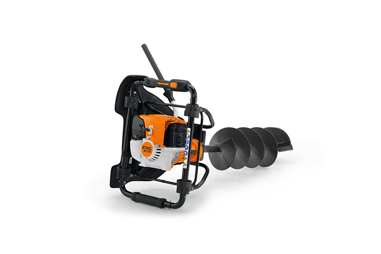 Hoyadora STIHL BT 131 sobre fondo blanco
