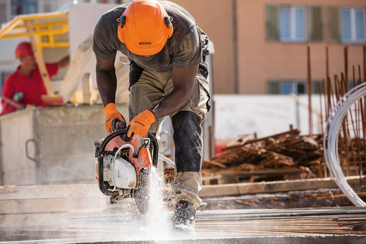 Un hombre trabaja en una obra con una tronzadora STIHL TS 500i