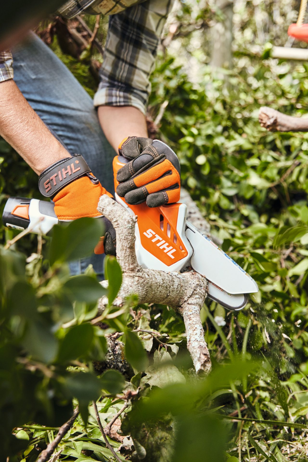 Corte de madera de un seto con la minisierra de batería STIHL GTA 26 con stihl as system